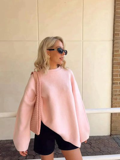 Różowy sweter o wygodnym kroju