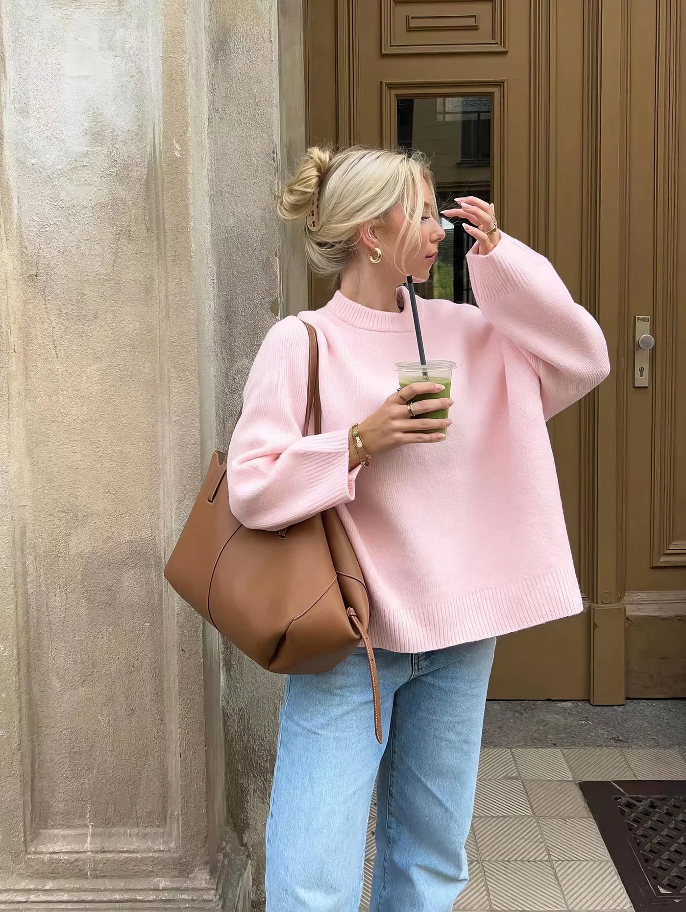 Różowy sweter o wygodnym kroju
