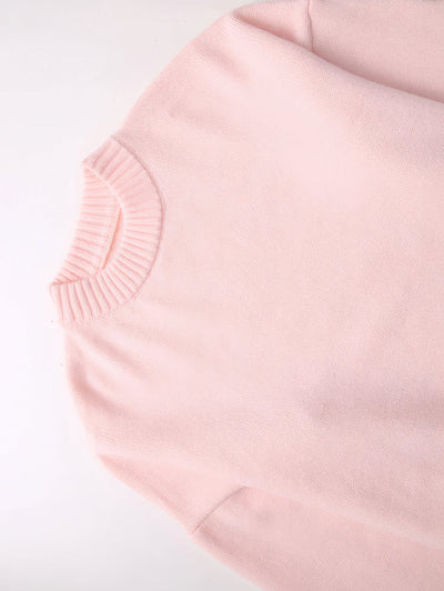 Różowy sweter o wygodnym kroju